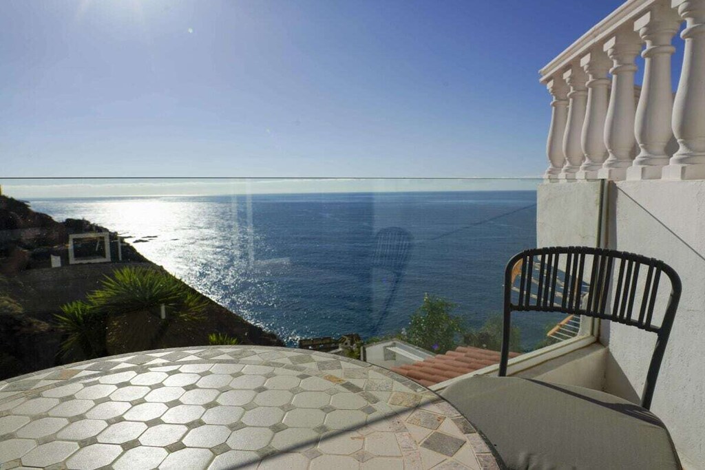 The apartment is newly renovated and modernly furnished. 66m² including the terrace offers ample space for two people.

It features a bathroom with a spa shower, a living/dining area with an open-plan American-style kitchen.

The sleeping area, elegantly separated with a box-spring bed, feels like a separate room. Access is via a private staircase; it's the top-floor apartment. The location is quiet, and ample parking is available.