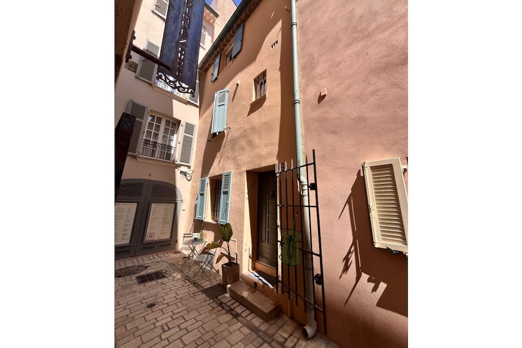 Centrally located house in a small side street next to the town hall and just a few meters from the harbor.

The house was completely renovated and stylishly furnished in 2023 and 2024.

It is perfect for 4 people (2 bedrooms).

There is air conditioning and TVs in the bedrooms. Another TV is located in the living room in the basement. The kitchen is well-equipped and includes a small dishwasher, a washer-dryer, and a small wine refrigerator. There is a bathroom with a shower and toilet on each of the two upper floors. A small ladder provides access to the attic.