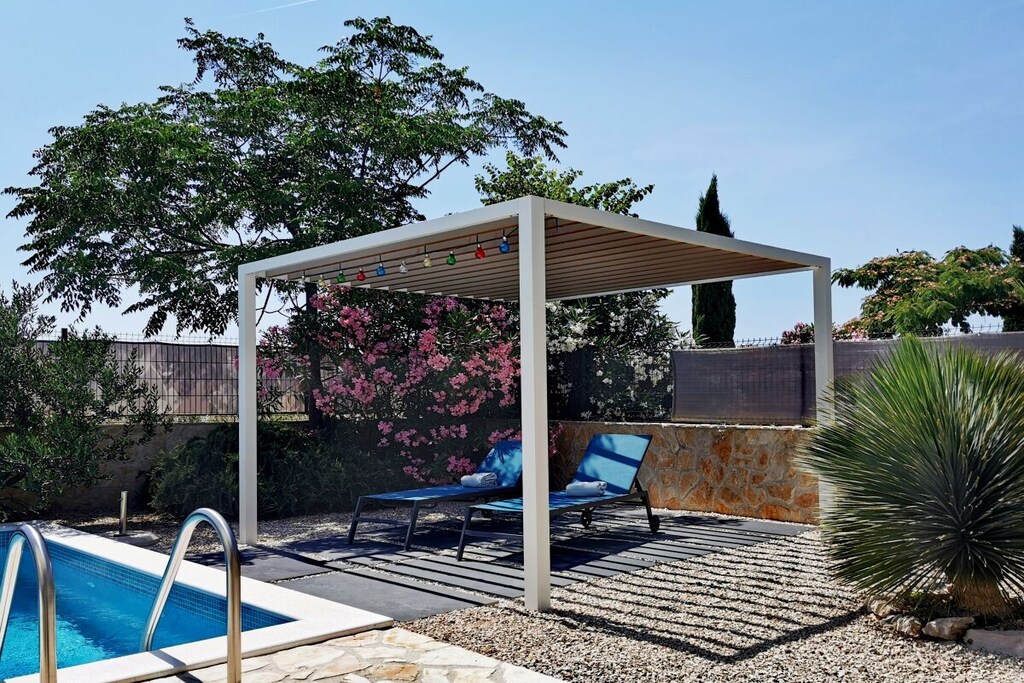Enjoy the beautiful 4-star Villa Sundowner with its own heated pool (8 x 4 m).

Comfortable sun loungers with towels are provided on the shaded terrace. Pleasant garden and pool lighting ensures a cozy atmosphere at night. The garden features a trampoline and an outdoor kitchen with a gas grill and sink.

On the ground floor, you'll find an air-conditioned bedroom with a double bed (1.80 m wide), a large wardrobe, and a TV. Another lovingly furnished bedroom has a bunk bed (1.40 m wide on the lower bunk) and is ideal for children. A large bathroom with a walk-in shower, heated towel rail, and underfloor heating is also located on the ground floor.

The fully equipped kitchen includes a dishwasher, a side-by-side refrigerator with an ice maker, an oven, and a high-quality coffee machine. The air-conditioned living area features a sofa, a table, a chest of drawers, and an OLED TV.














. ... The staircase leads to the separate upper floor, which features an air-conditioned bedroom with a high-quality box-spring bed (1.80 m). A TV, wardrobe, chest of drawers, and a bathroom with underfloor heating, a walk-in shower, and a separate toilet complete this area.