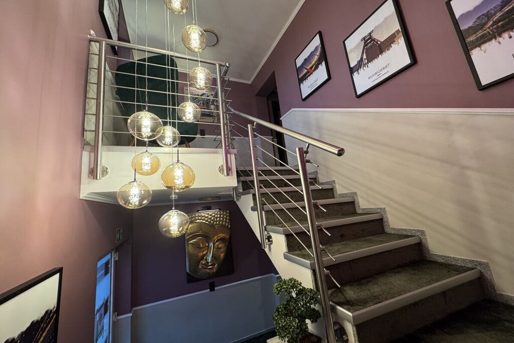 Our suite apartment is located on the ground floor and is ideal for two people. You'll sleep in a large king-size box spring bed, which can be separated into two single beds thanks to two separate boxes. The apartment is luxuriously furnished and was completely rebuilt in 2025. In addition to air conditioning and a fully equipped kitchen, we also offer many extras. Please see the photos for details. You can check in contactlessly 24/7 throughout the entire building using our Nuki keypad and PIN code.