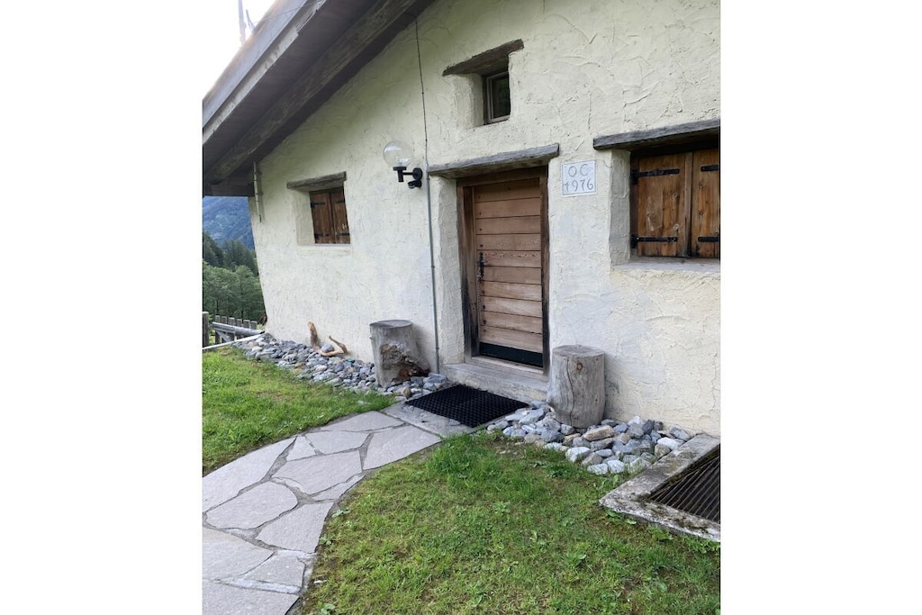 Hot Water, Vacuum Cleaner, Living room(TV, seating area, radio, CD player), open kitchen(Tea Towels, TV, stove, cooker, coffee machine, oven, fridge, freezer, dishes and cutlery), bedroom(Bed Linen, double bed), bedroom(Bed Linen, double bed), bedroom(Bed Linen, single bed), bathroom(toilet, shower, washbasin), balcony(Sun Umbrella), heating, garden(Barbecue center, Lawn, garden furniture), parking, lounge set(radio), drying cabinet