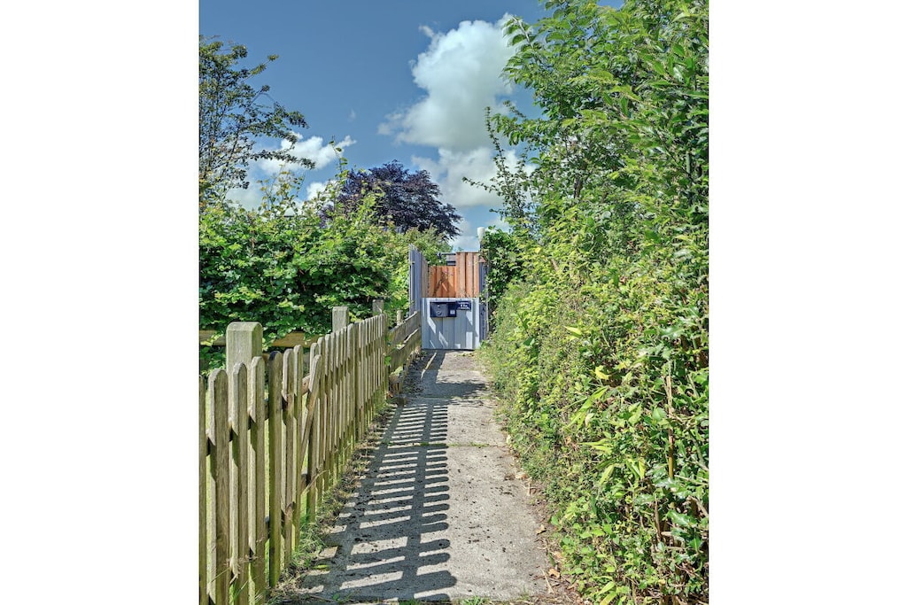 561676