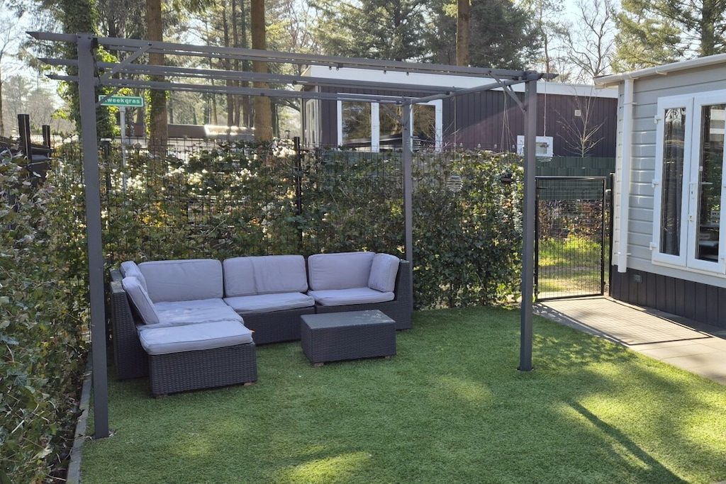 The 2023 chalet is located in Hoenderloo in the Veluwe region, just 200 meters from the forest, and is fully equipped with two bedrooms, a luxurious bathroom, a kitchen, a dining area, and a comfortable living room with a smart TV.

Bedroom 1 has a double bed (1.60 x 2.00 m) and ample storage space.

Bedroom 2 has two single beds (80 x 200 cm) and a bedside table.

The luxurious bathroom includes a shower and a hairdryer.

The kitchen is fully equipped with a dishwasher, oven, microwave, gas stove, toaster, kettle, and coffee maker.

The 55 m² garden is fully fenced (1.30 m) and features a lounge area, a dining table, and a barbecue. A high chair and a cot are provided free of charge.

Enjoy free, high-speed Wi-Fi and a carefree stay with made-up beds and a towel set. Safety features include smoke detectors, a carbon monoxide detector, and a safe for valuables.