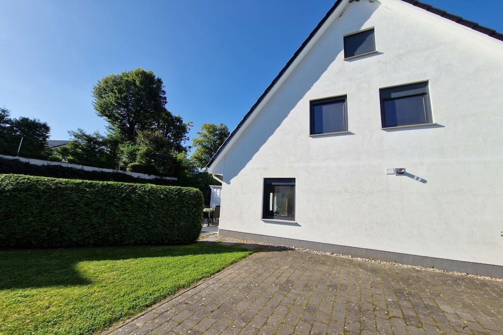 Outside, there is an outdoor whirlpool that can be heated up to 38 degrees Celsius, leaving nothing to be desired for wellness and relaxation, even in winter. This family-friendly house is situated in a quiet location on the outskirts of Göhren-Lebbin. The ground floor features a large, comfortable living/dining area with a dining table, seating area, gas fireplace, radio, satellite TV, and a fully equipped kitchen with oven, refrigerator and freezer, microwave, and much more. There is also a bathroom with a toilet, sauna, and shower. Upstairs, there are two bedrooms, each with a double bed and a TV, and a bathroom with a toilet and shower. The attic offers another bedroom with two single beds and a TV.