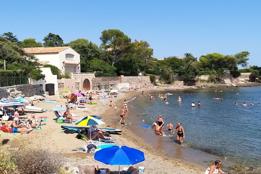 Two-room holiday apartment in an ideal location on the ground floor with kitchen, shower room, and private parking directly in front of the private entrance. Located in a secure residence with a communal pool and terrace. The sea and beach are within easy walking distance (approx. 3 minutes). A bakery with an outdoor café is located opposite the building.











... French Riviera (Saint Aygulf/Fréjus), just 200 meters from the beach. You won't need a car here!

This 49 m² non-smoking apartment features one bedroom and a living room with a sofa bed. Everything you need is within easy walking distance: supermarkets, banks, boutiques, a weekly market, a newsagent, a post office, restaurants, cafes, and beautiful beaches. Here you'll find a vibrant atmosphere, yet you can still find peace and quiet. Ideal for two people, the apartment is equipped with air conditioning, a bathroom with toilet, shower, sink, towel warmer, and ventilation. A fully equipped kitchen includes modern appliances such as a refrigerator/freezer, microwave/oven, coffee maker, espresso machine, ceramic hob, washing machine, and extractor hood. Cable TV is also provided. Enjoy your private entrance. Perfect for those seeking comfort and the opportunity to experience the beauty and charm of the French Riviera.