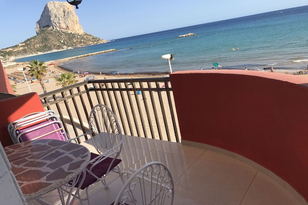 Holiday apartment for max. 4 people, central location directly on the beach and promenade.