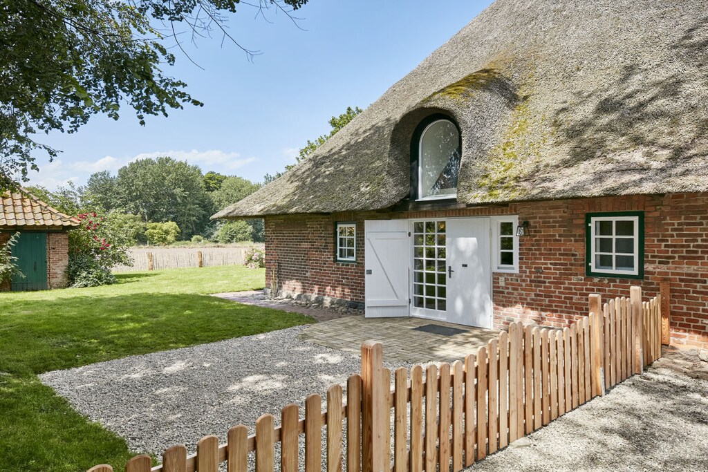 This semi-detached thatched cottage, approximately 120 m², is located a few kilometers from Oldenburg in Holstein, yet surrounded by nature! It features a large entrance hall, a spacious living room, a cozy kitchen, and a smaller shower room on the ground floor. Upstairs, you'll find three bedrooms (one of which is a connecting room), a comfortable gallery for relaxing, and a bathroom with a comfortable shower.
The kitchen in our thatched cottage is very well-equipped, and there's a garden lounger, a gas grill, and Wi-Fi.
In summer, roses bloom in the garden, a few chickens roam freely, and the view of the open fields instantly brings tranquility. Enjoy a wonderful stay in our lovingly furnished holiday home!