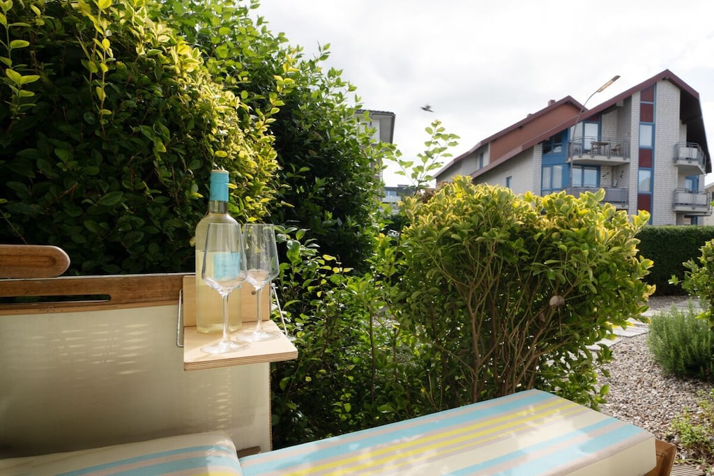The newly furnished Captains Quarters 5 apartment is the ideal starting point for experiencing the Baltic Sea up close. The lovingly designed 3-room apartment with maritime charm offers 77 m² of space for up to 4 people. Highlights include the spacious kitchen-diner with breakfast bar, the terrace with beach chair, and the beach promenade just 200 meters away.
In the entrance area, you will find a cozy bench with plenty of storage space for beach accessories. From here, you can access “Smutjes Revier” – a large kitchen-diner with a fully equipped kitchenette, breakfast bar, and bar stools. This is a wonderful place to chat and enjoy yourself while cooking.
The living room invites you to relax with a comfortable sofa bed (2 x 70 x 200 cm). In the reading corner, you will find books, games, and a 50-inch smart TV with streaming services. A dining table and stylish interior make the room particularly cozy.
The separate bedroom offers a double bed (160 x 200 cm), smart TV, desk, and wardrobe. The modern shower room with window, mirror cabinet, and electric shutters ensures comfort.
Pets are welcome for an additional fee, and the nearby dog beach is ideal. A travel cot (up to 15 kg) is available. The apartment is non-smoking; parking is available on Querstraße and Haakestraße.