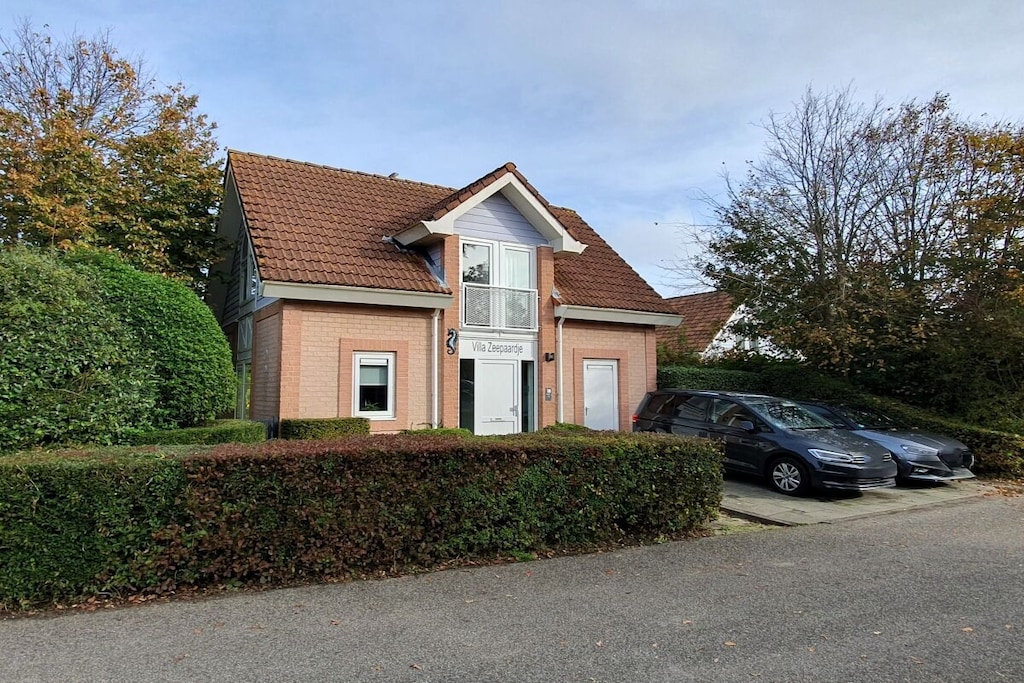 This detached villa offers 95m² of living space for up to 6 people and was renovated in 2018. The open-plan ground floor comprises a living/dining area, an open kitchen, a separate guest WC, and a storage room. Upstairs, there are three bedrooms and a bathroom.