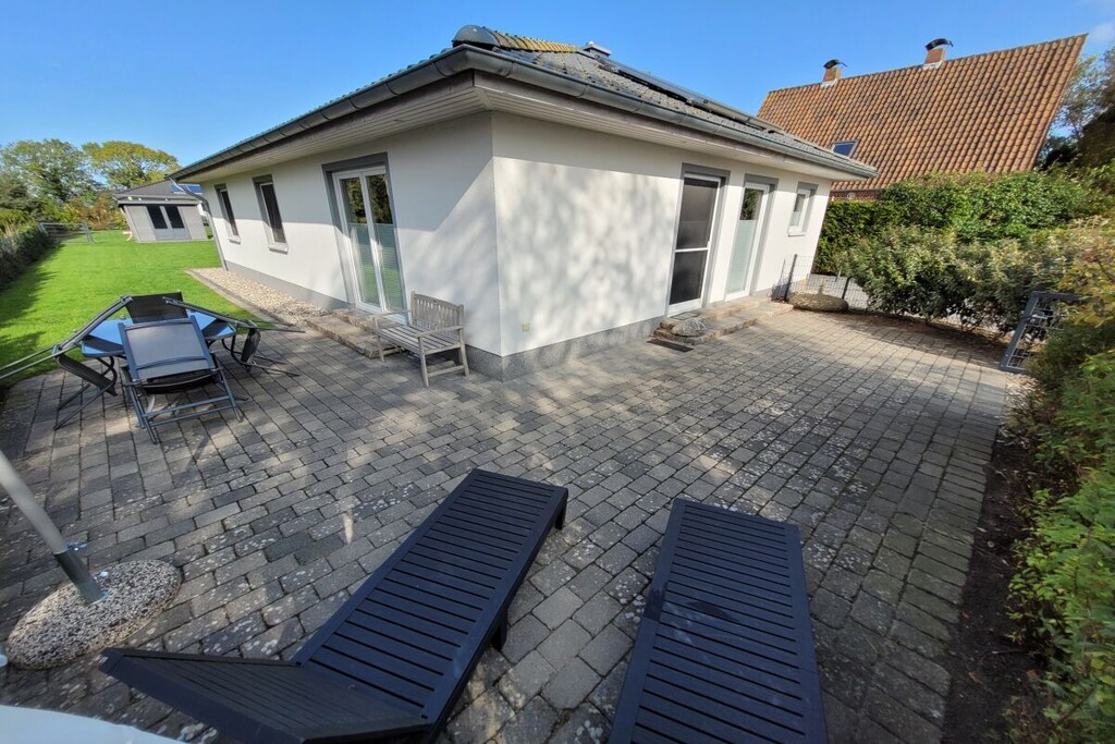 Modern and fully furnished holiday home for up to 6 people.

The house has a total living area of approximately 105 m², and the property is about 650 m².

The holiday home features 3 bedrooms (2 with double beds, 1 with two single beds), 2 bathrooms with showers (one with a sauna), and a spacious living room with a fireplace. All rooms are bright and modernly furnished.

The kitchen is fully equipped, including a dishwasher.

A spacious 50 m² south/west-facing terrace and a sauna invite you to relax.

The house boasts a quiet, village-like location just 3 km from the sea.