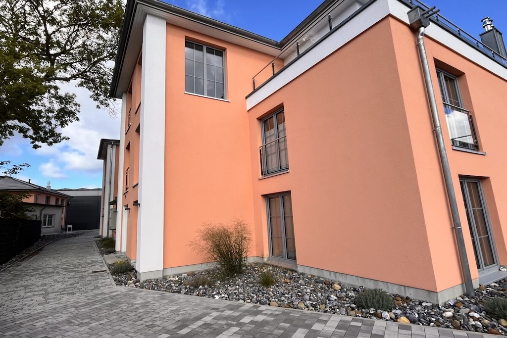 Elevator, Hot Water, Vacuum Cleaner, hallway(Mirror, Wardrobe Coatrack, heating), Kitchen(Tea Towels, Kitchenette, dining table, hob, electric kettle, toaster, cooker, coffee machine, oven, dishwasher, fridge, freezer, heating), Living/diningroom(Sofa, TV, dining table), bedroom(Bed Linen, Wardrobe, double bed, double bed, heating), bathroom(Mirror, toilet, shower, washbasin, heating), storage(Vacuum Cleaner, drying cabinet), Internet access, parking, deckchairs(garden furniture), drying cabinet