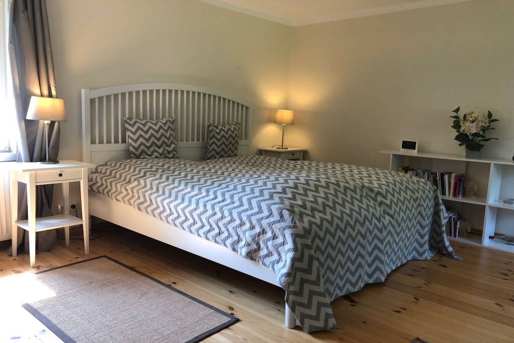 Our holiday home (100 sq m) is particularly suitable for families with children. A large, enclosed garden invites you to play football and run around, offering plenty of space for children and pets to roam. The immediate proximity to a swimming area (100 m) on Lake Ruppin is especially appealing in summer, while the large lawn in the garden is perfect for relaxing undisturbed.

The holiday home is partly furnished with antique family furniture.

The house features a living/dining room, a fully equipped kitchen, two bedrooms (each with three beds), and a bathroom with a shower. The house can accommodate up to six people.
