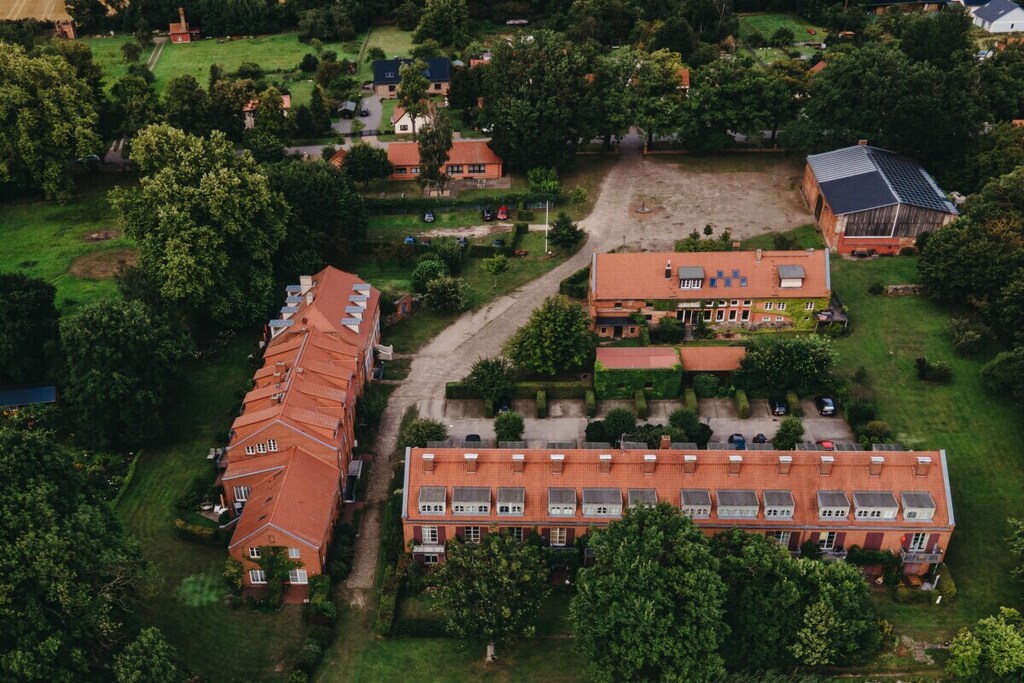 On the 1st floor: (bedroom(Bed Linen, Wardrobe, single bed, double bed))\n\nAttic: (Living/bed room(Armchair, Bed Linen, Sofa, Wardrobe, single bed, single bed, double bed, TV, stove, radio))\n\nHot Water, Internet Access DSL, Internet Access ISDN, open kitchen(Tea Towels, Kitchenette, TV, stove, hob, electric kettle, toaster, coffee machine, oven, microwave, fridge, freezer), bathroom(Mirror, toilet, bath tub, shower, washbasin), Internet access, Internet access, washing machine, heating, terrace(Barbecue center, grill), garden(garden furniture, sun loungers), parking, iron, drying cabinet