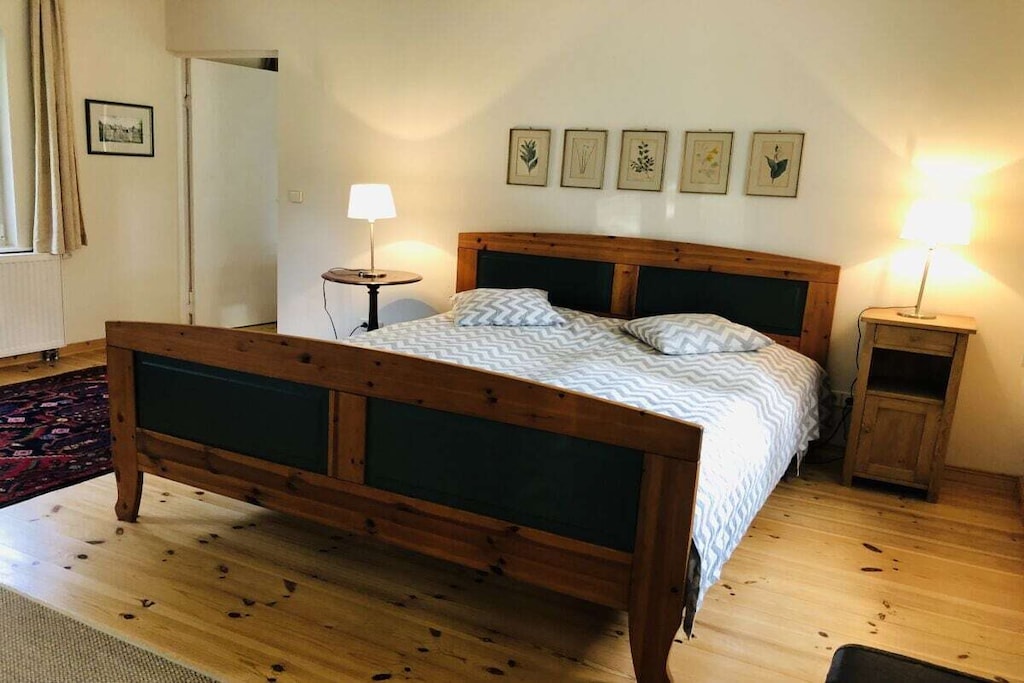 Our charmingly furnished holiday home (90 sq m) is located within sight of Lake Ruppin and is particularly appealing in summer thanks to its proximity to the refreshing water, as well as its spacious garden. A green oasis for families with children or pets.

The apartment features a generous living and dining area with an open fireplace, a sofa bed, and a large-screen TV.

The bedroom has a double bed, two single beds, a sofa bed, and a spacious wardrobe. The fully equipped kitchen and the large bathroom with toilet and shower have two sinks and a bathtub.