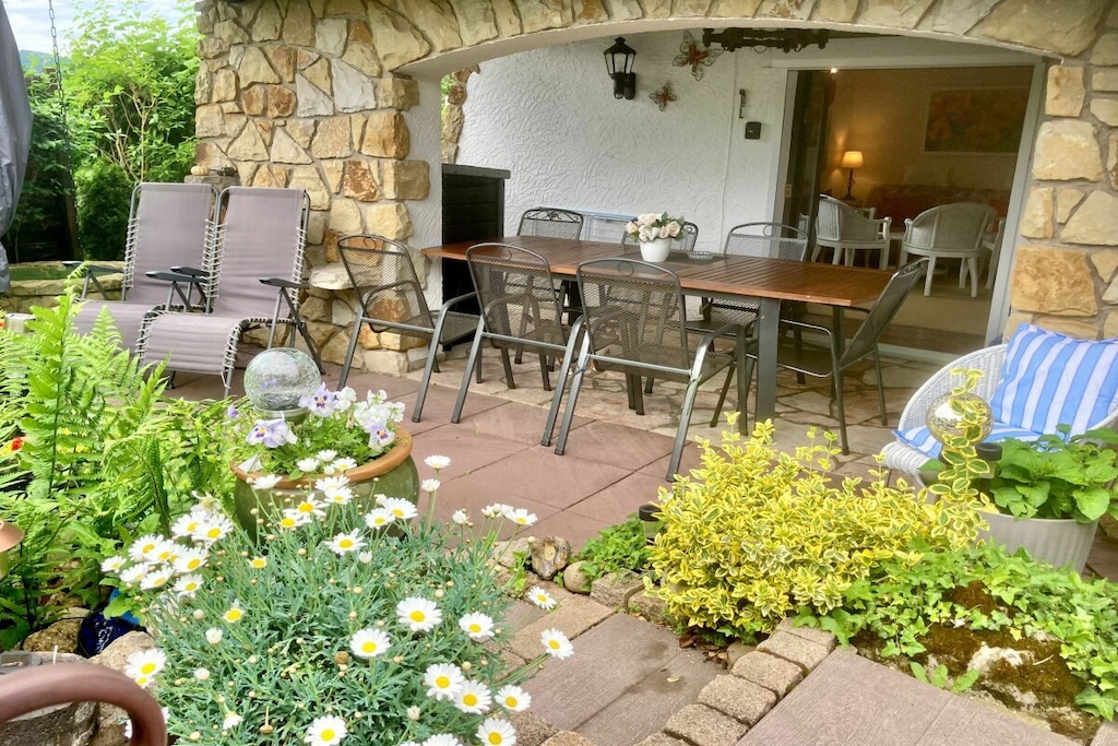 Top non-smoking holiday apartment with everything you need. Children and pets welcome.
Ground-level entrance with a patio and terrace. 1 living room with dining area, seating area, and TV. 3 bedrooms: two with double beds and two single beds each, one with two single beds (which can be joined together) and a cot. There are two kitchens, two bathrooms with shower and toilet, a washing machine, and a dryer. Beautiful garden; parking spaces directly at the house.