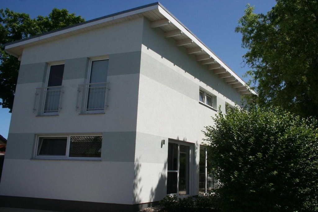 This detached beach house is located in the Baltic Sea resort of Zingst, just a short walk from the beach. Here you can relax after a day at the beach. Enjoy the large terrace, perfect for a leisurely breakfast or a barbecue in the evening with a glass of wine. With three bedrooms and three bathrooms, there's plenty of space for everyone. Whether you're traveling with friends or family, everyone will feel at home in this house.

The high ceilings and light wooden beams give the beach house a very special ambiance. Both the children's room and the master bedroom have flat-screen TVs for those rainy days, and in the living room, you can enjoy the fireplace after long walks on the beach during the off-season.

The sauna is available for your use free of charge in the garden.