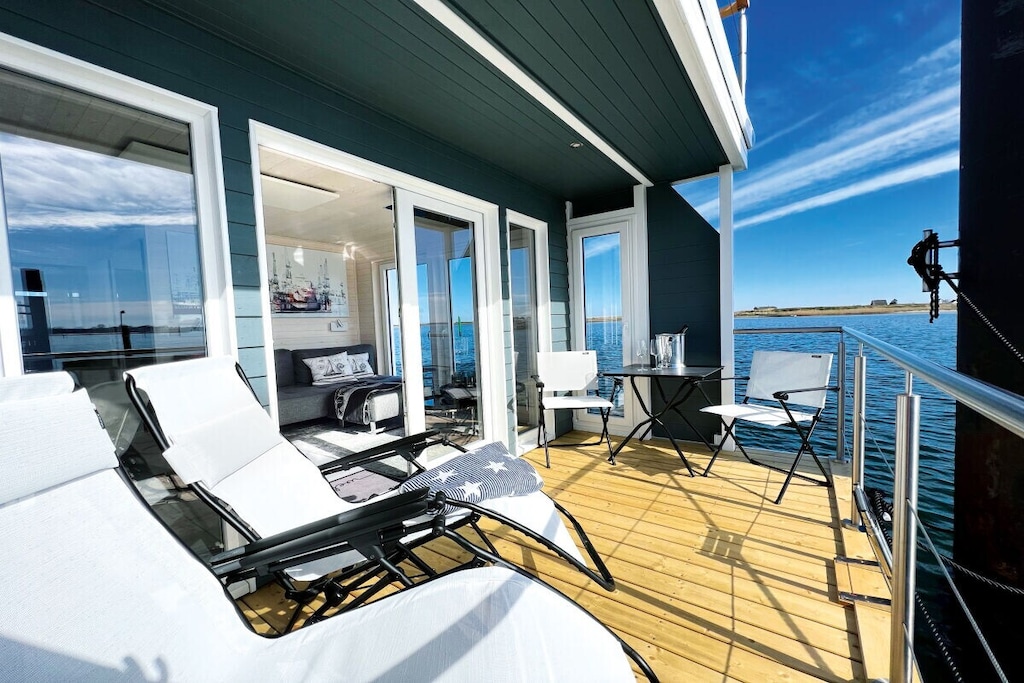 The houseboat Stern V is located in one of the most beautiful marinas on the Baltic Sea in Heiligenhafen and offers a unique location with sea views. The houseboat is permanently moored in the Heiligenhafen marina and is ready for your use. Guests do not operate the boat, so no boating license is required. It features two bedrooms, a living/dining room, a kitchenette, a shower room, Wi-Fi, and a wonderfully spacious sundeck. The living space is 40 square meters, and the amenities leave nothing to be desired.

Enjoy the comforts of a fully equipped vacation apartment combined with the freedom of being on the water. This is pure relaxation. The marina promenade is very attractive, and restaurants, shops, the historic old town, and the beach are just a short walk away.