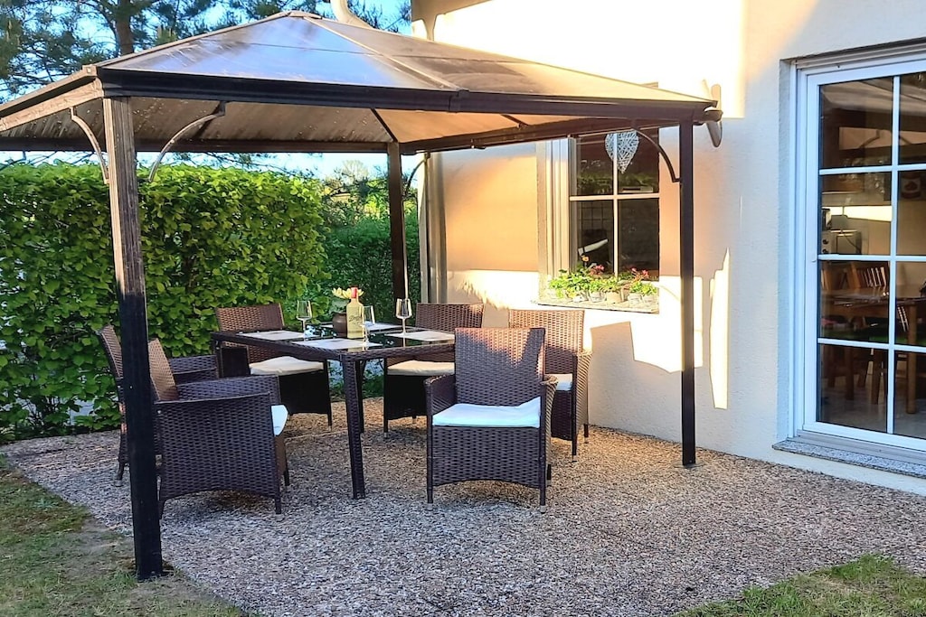 Ground floor: (hallway(Mirror, Wardrobe Coatrack), Kitchen(hob, oven, dishwasher, fridge, dishes and cutlery), Living/diningroom(Sofa, TV, dining table), bedroom(Wardrobe, double bed), guest toilet(Mirror, toilet, washbasin), storage(Vacuum Cleaner, drying cabinet))\n\nOn the 1st floor: (bedroom(Wardrobe, single bed, single bed), bedroom(Wardrobe, double bed), bathroom(Mirror, toilet, shower, washbasin))\n\nHot Water, Pier, Vacuum Cleaner, tumble dryer, washing machine, heating, terrace(garden furniture), garden(Barbecue center, Lawn, garden furniture), parking, drying cabinet