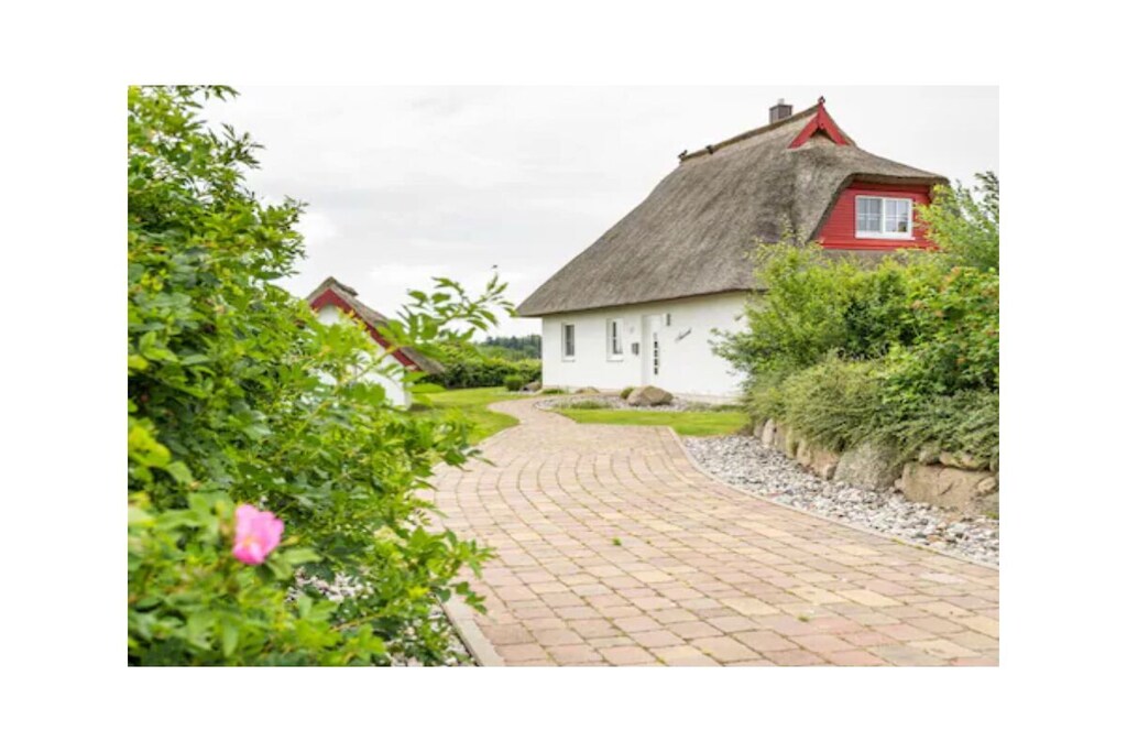 Our house accommodates 6 adults and one infant (in a crib). The ground floor features a living and dining area with an open-plan, fully equipped kitchen, a wood-burning stove, a flat-screen TV, a double bedroom, and a sauna in the bathroom.

Upstairs, there is another bathroom, a large bedroom with a TV and a crib, and a double bedroom.