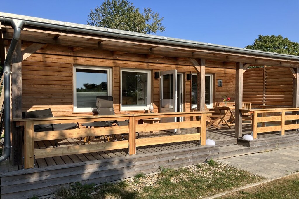 Ground floor: (hall(Mirror, toilet, shower, washbasin), lounge set(TV, radio))\n\nHot Water, Kitchen(stove, hob, cooker, fridge), Living/diningroom(Sofa, TV, dining table), bedroom(Bed Linen, Wardrobe, double bed, TV, radio), veranda(garden furniture, sun loungers), Internet access, Internet access, First Aid, parking, drying cabinet