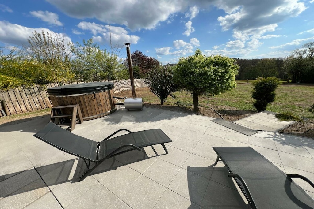 The Alpaca Cottage is a detached house with unobstructed panoramic views of alpaca pastures and the Siebengebirge hills. The approximately 95 m² living space includes two bedrooms (one with a double bed, one with a queen-size bed), a separate room with a sofa bed, a bathroom, a guest toilet, a kitchen, and a living room with a wood-burning stove and an adjoining terrace. Up to six people can enjoy a relaxing holiday here.

The Alpaca Cottage's outdoor area is a particular highlight: children and dogs can roam freely on the 1,400 m² fenced property. Ample parking is available. A special feature is the hot tub, which is especially welcome during the colder months.