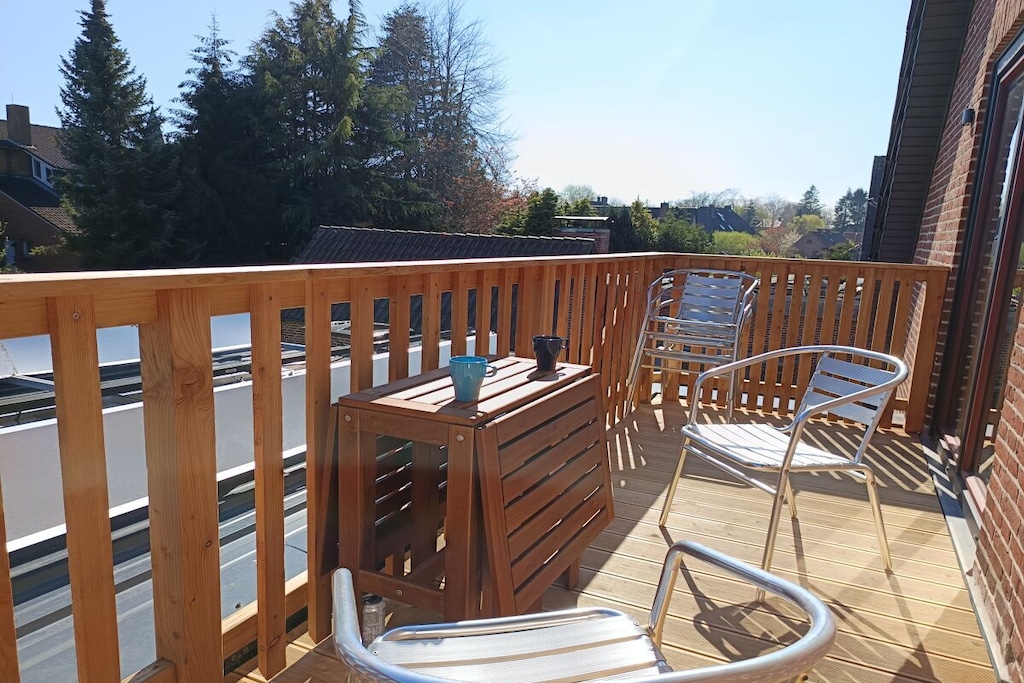This comfortably and modernly furnished holiday apartment features underfloor heating and tiled floors on the lower level, while the mezzanine has wooden floorboards. The light-filled living, dining, and kitchen area extends to the gable and offers a view of the garden. The kitchen, with its peninsula and bar stools, is perfect for cooking together or enjoying a cup of coffee. The extendable dining table provides ample space for meals, game nights, and convivial conversations over a glass of wine. Two sofas invite you to relax in the evenings with a smart TV or pleasant conversation.

The bedrooms are located on the mezzanine and in the northern part of the apartment.