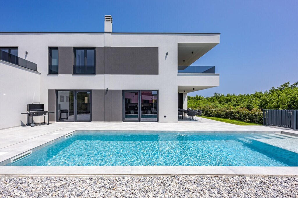 Welcome to the brand-new Villa Delecto, your perfect holiday home in the beautiful village of Premantura. This luxurious villa offers a generous 180 square meters of living space and comfortably accommodates up to 8 guests. With 4 bedrooms and 4 bathrooms, it's the ideal place for a family vacation or a short break with friends.
Villa Delecto has been designed with your comfort in mind. Each bedroom is equipped with air conditioning and comfortable beds – ensuring a restful sleep after an exciting day. The bathrooms are modern and stylish and include a hairdryer. The spacious terrace offers stunning sea views.