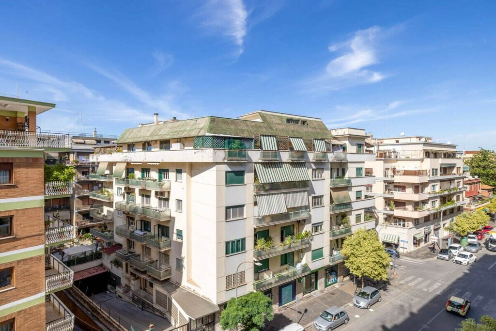 Domus Appio Latino is an elegant, light-filled three-room apartment in the quiet Appio Latino district. It features two comfortable double bedrooms with smart TVs and Netflix, a small but well-equipped kitchen/living room, and two modern bathrooms with showers. Located on the fourth floor of a well-maintained building, the apartment benefits from ample natural light thanks to its large windows. Amenities include Wi-Fi, air conditioning, a washing machine, a microwave, and a coffee maker. Ideal for families, couples, or small groups seeking comfort, modern amenities, and the authentic charm of a Roman residential area.