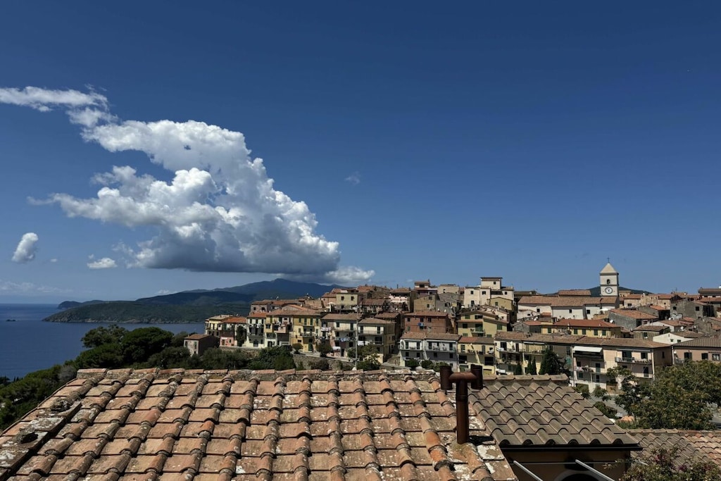 Newly renovated apartment. The property is accessible by car. Loading and unloading are permitted in the cul-de-sac. Although located in the historic center, the area is away from particularly noisy areas.

Newly renovated apartment. The property is accessible by car. Loading and unloading are permitted in the cul-de-sac. Although located in the historic center, the area is away from particularly noisy areas.

Welcome to Nonna Meca's little house!

A little gem in the heart of Capoliveri, converted from an old family home and completely renovated with great love and care. Here, where Nonna Domenica, my great-grandmother, once lived, you can still feel the authentic soul of the village.

The house, just steps from the historic center, offers magnificent views of Capoliveri and the Golfo Stella. It features a romantic loft bedroom with a double bed and en-suite bathroom, a comfortable sofa bed in the kitchen/living room, and a bathroom with a shower for maximum comfort.

An inviting retreat where tradition and beauty meet – ready to make you feel at home on the most beautiful island in the world. Private parking nearby, air conditioning, a washing machine, a dishwasher, and Wi-Fi complete the house's amenities. There is a deductible for electricity consumption; once this is exceeded, you will be billed for the excess.