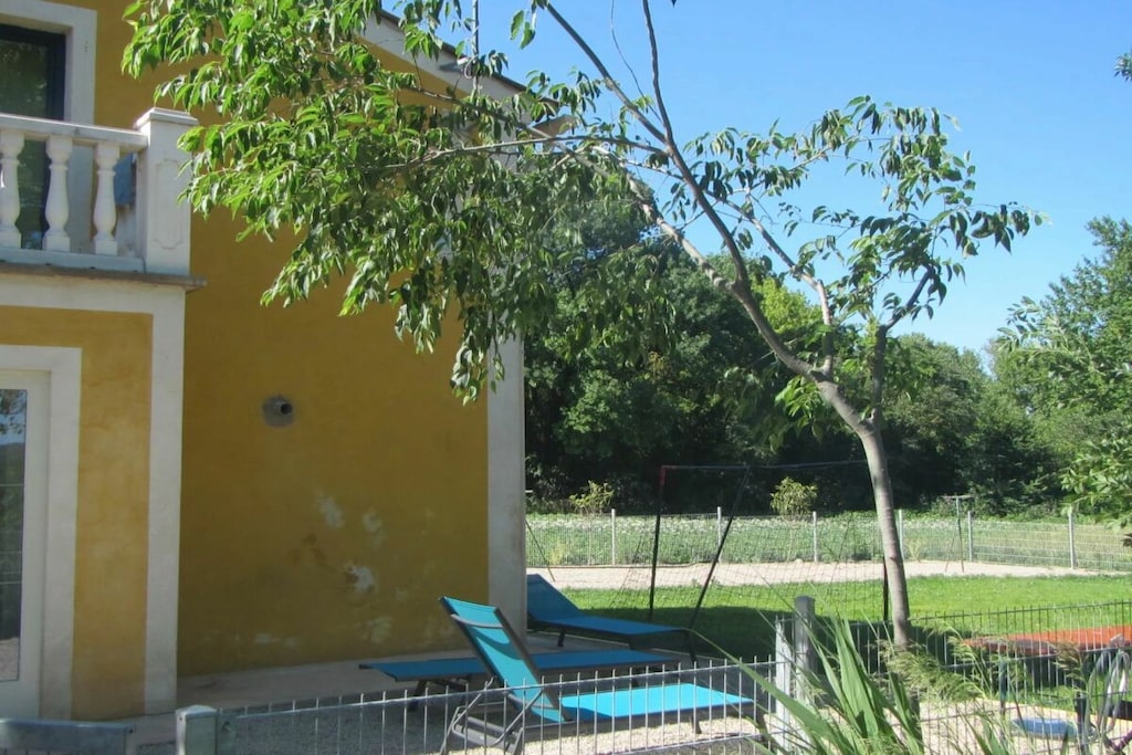 Welcome to the South of France! 80 square meters of pure vacation await you, featuring two bedrooms, two bathrooms, and a kitchen.

Maison Citron is situated in a peaceful, rural location with a swimming pool. It belongs to an organic farm (hemp cultivation).

The holiday home offers a very spacious, pleasant, and cozy atmosphere and has been renovated according to ecological building principles (solid wood, lime plaster).

The enclosed garden provides opportunities for sunbathing, relaxing, or playing on the lawn. Large tables and benches are available in the shade for comfortable outdoor dining.