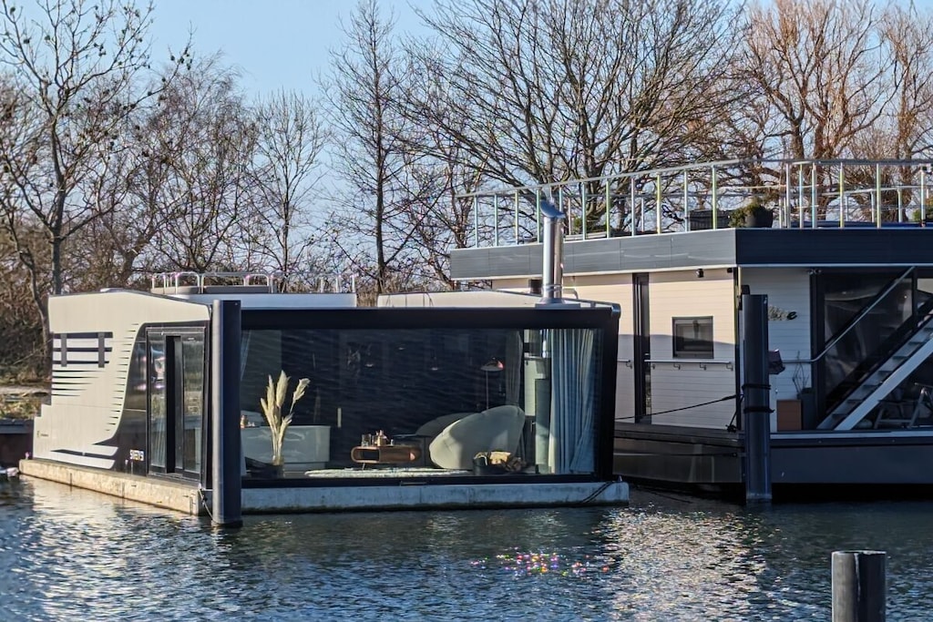 Ground floor: (Living/bed room(Armchair, Sofa, Spices, Tea Towels, double bed, double bed, TV, dining table, fireplace, stereo unit, electric kettle, coffee machine, fridge, bath tub, hot tub, air conditioning, garden furniture, insect screens), bedroom(Bed Linen, Wardrobe, double bed, double bed, TV), bathroom(Mirror, toilet, shower, washbasin), bathroom(Mirror, toilet, shower, washbasin))\n\nBoat: \n\nHot Water, Internet Access DSL, Pier, Vacuum Cleaner, Internet access, First Aid, terrace(garden furniture), parking, deckchairs(garden furniture)