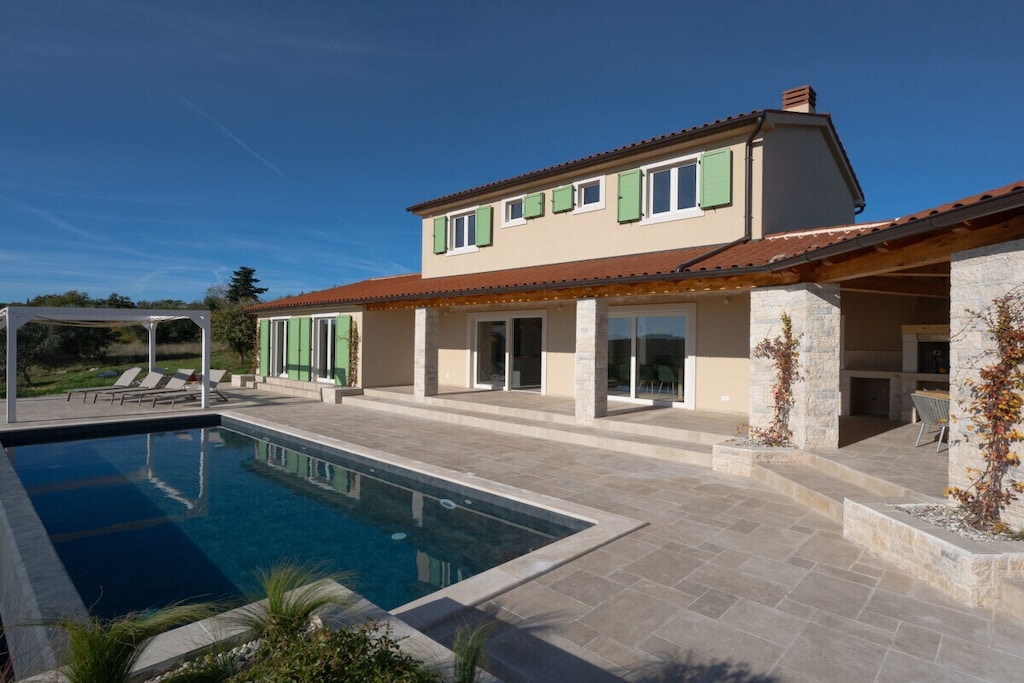 Beautiful new 200m² villa with breathtaking panoramic sea views and a 10m infinity pool on a 4000m² property on the tranquil and unspoiled southeast coast of Istria.
The ground floor and upper floor each have two double bedrooms with 180x200cm beds. There is also a small room with two single beds, ideal for children or teenagers.
Numerous beaches and coves are just a short drive away.
The perfect vacation spot for those seeking peace and nature, especially for families.
The nearest larger city, Pula, and its airport are approximately 25 minutes away by car.