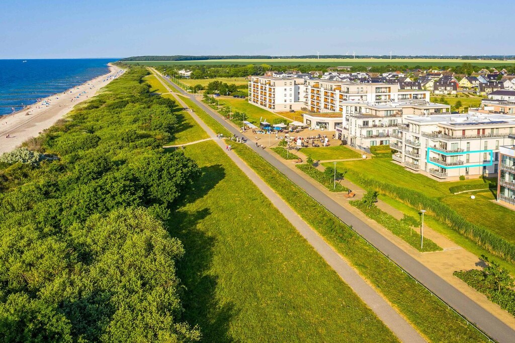 Direct, breathtaking sea view. Lovingly furnished two-room apartment with a balcony in the first row. Directly on the seafront and just a few meters from the beach. A highlight is the light-flooded window front with a view of the Baltic Sea and sometimes breathtaking sunsets. The corner balcony with a beach chair, a closed fireplace, two large TVs, a modern bathroom with a walk-in shower, a free underground parking space, and an elevator are further highlights.