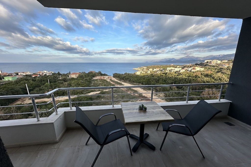 You'll be staying on the 4th floor in an 82m² apartment (including two balconies) with two bedrooms and a kitchen, and you'll have access to a large rooftop terrace. The view of the Adriatic Sea from the sofa or balcony is stunning.

A free parking space is available directly in front of the apartment.

Whether you're planning a beach holiday or exploring the country with day trips, you'll be captivated by the sunset over the sea from your balcony in the evenings.

The building was completed in 2023 and consists of 10 apartments. Some are permanently occupied, while others are used as vacation homes by the many German owners.