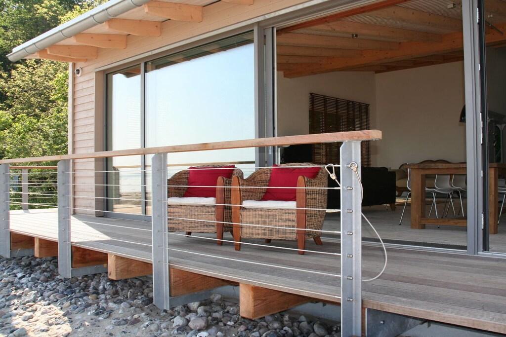 The beach lounge, located directly on the beach in Dänisch-Nienhof, features amenities such as a fireplace and sauna. It belongs to the "Strandhaus Schwedeneck" restaurant and can be booked for events, workshops, seminars, and as a holiday apartment.

This is truly a very special place, and I highly recommend treating yourself to a few days of nature and relaxation here. The landscape is particularly unique during the autumn and winter months.

Please note: Due to its proximity to the restaurant (approx. 10 m), absolute peace and quiet cannot be guaranteed because of events (e.g., weddings) that take place there on some weekends, especially during the summer.