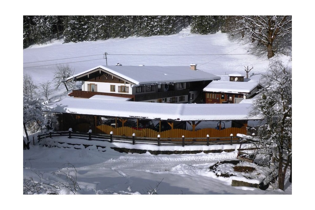 The Untersberg apartment is one of 4 holiday apartments in the Berghof Punzenlehen, which offers space for 2 adults and 2 children.