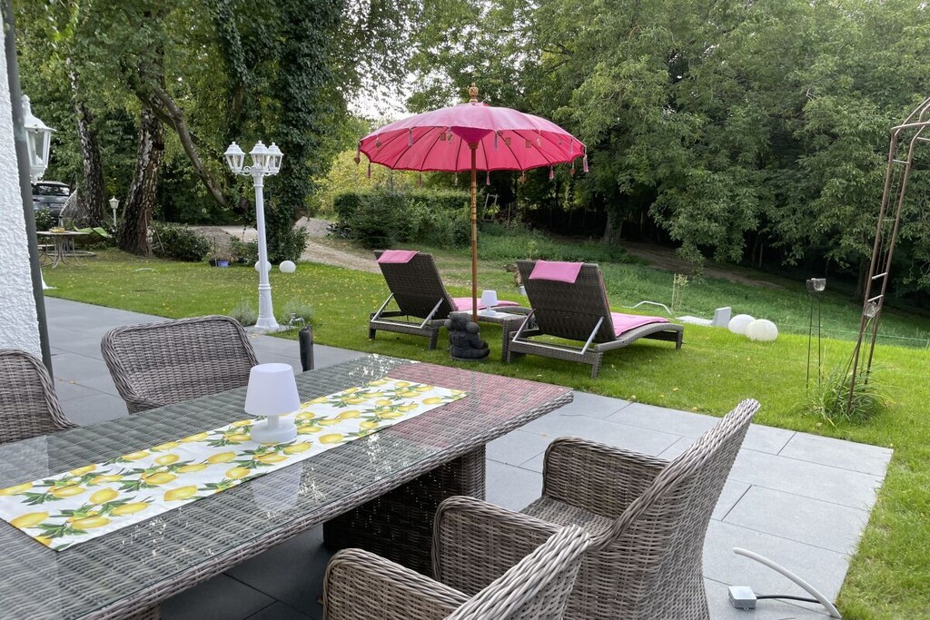 Welcome to your stylish 108 m² holiday apartment in Sinzheim! Enjoy peace and quiet, nature, and a terrace with views of the surrounding greenery. Just 7 km from Baden-Baden, ideal for 2–5 guests, offering comfort, modern amenities, and 2 parking spaces – perfect for relaxing and exploring. Please note that this is a non-smoking property.