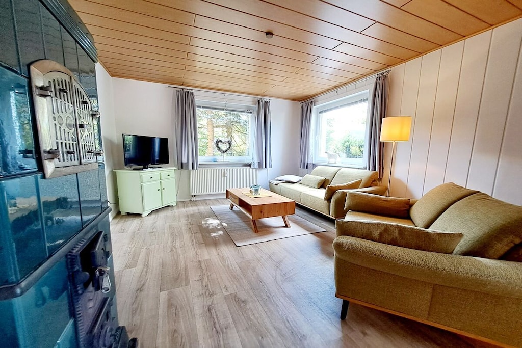 Our cozy vacation apartment for 2-5 people is located on the ground floor. The living/dining room features a tiled stove, smart TV, and radio. Free Wi-Fi is available.

Two bedrooms are at your disposal: one with a double bed (2x2m) and the other with a double bed (1.40x2m), as well as a single bed (0.90x2m). The bathroom has a bathtub and a washing machine. The kitchen is equipped with a dishwasher, microwave, ceramic cooktop and oven, and a refrigerator. Of course, a kettle, coffee maker, toaster, blender, and various kitchen utensils are also provided.

High chairs, bed rails, games, books, and a rocking horse are available for our younger guests. Please ask us if you require these items.