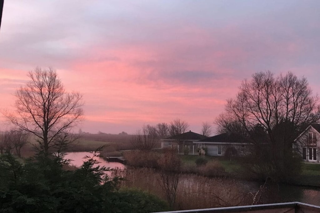 A warm welcome to the holiday homes ⚓☀️ Ankerplatz-Makkum!

Here: Holiday Home MakkumSee!

Feel free to contact us with any questions via email (info@ankerplatz-makkum.de) or WhatsApp (+49 162 6333 104) – please also let us know if the house is booked.

Our lovingly furnished holiday home MakkumSee (sleeps 6 + infant) awaits you, complete with a sauna, conservatory, canoe, and private jetty/direct water access.

The house features a living area with a spacious, open-plan kitchen with an integrated breakfast bar. The conservatory adjoins the living room, leading to the terrace (with windbreak, parasol, dining and seating area, sun loungers, and barbecue) and the garden with its own jetty on the adjacent canal.

The house has three bedrooms, one of which includes a cot, a bathroom, a guest toilet, and a spacious storage room with an additional bottle fridge.



























... The sauna is located directly off the terrace/side of the house, offering privacy.

A canoe is also available for your use – of course, you are welcome to bring your own boat or jet ski to explore the IJsselmeer (400m) or the many canals in the surrounding area.

Bicycles, scooters, and games are available for your use – without guarantee.

A motorboat that doesn't require a license can also be arranged through us.

Bicycles, e-bikes, go-karts, kayaks, electric boats, and SUPs can be rented 200m away. Surf schools and equipment are available on the beach.

Our holiday home is located in the Makkum Beach holiday park.

The IJsselmeer and the beach are directly adjacent to the park, as well as a vast nature and bird sanctuary and a very nice, large dog park with walking trails and water areas where dogs can romp and swim to their heart's content.