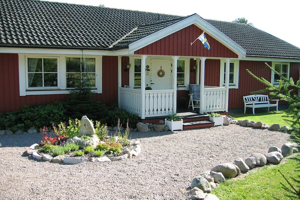 This comfortable holiday home features a living room, three bedrooms and an additional/folding bed, a kitchen, a pantry, a bathroom, a guest toilet, a relaxation room with a shower, and a sauna. The 3000 sq m property is fenced and has a gated entrance.
A cot and a highchair are provided. The sauna and relaxation room offer a chance to unwind. The terrace with a barbecue and three sun loungers invites you to relax. For children, there is an extra-large and a small playhouse, a climbing frame with a sandbox, and a slide. A rowboat and a canoe are available at the bathing area/lake (Rumsjön).
The holiday home is located near the places described by Astrid Lindgren: Bullerby, Lönneberga, and Astrid Lindgren's World, as well as Vimmerby (13 km).