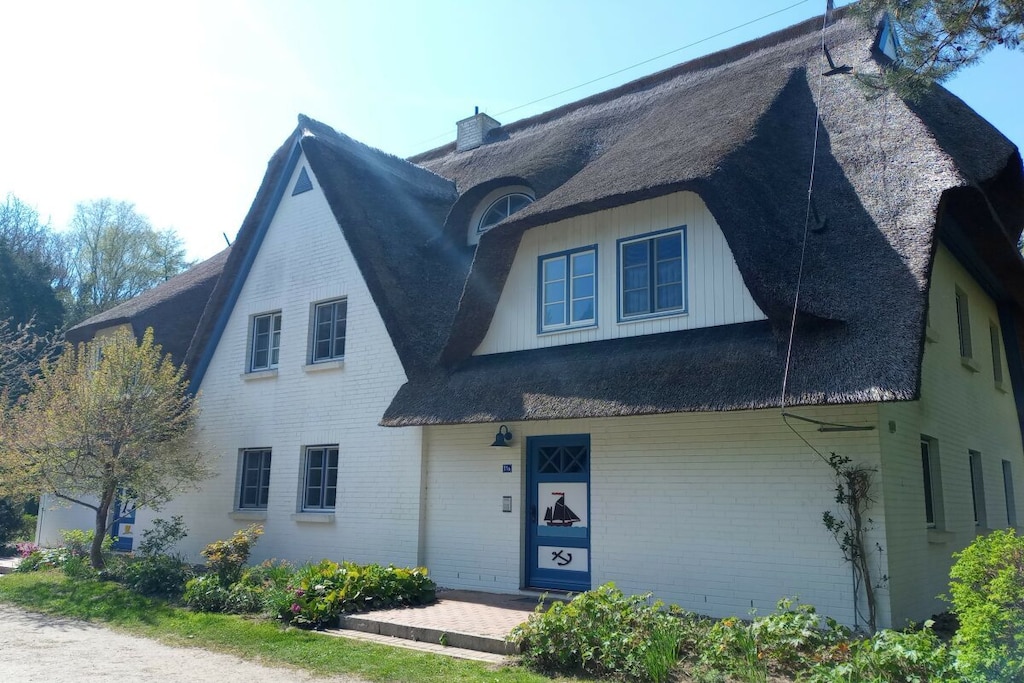 The modern holiday apartment "Meerzeit" (Sea Time) is part of the quiet holiday complex "Achtern Diek," right next to the Osterwald forest. A leisurely 5-minute walk behind the dike leads to the expansive beach, perfect for long strolls, sunbathing, swimming in the shallow water, or simply relaxing until the sun sets.

The bright apartment with a terrace features a modern bathroom with a walk-in rain shower, a new kitchen with a dishwasher and combination microwave/oven, and free Wi-Fi. With its very short distances to the beach and forest, it's the perfect base for a relaxing holiday in the beautiful Zingst region.

Arrive – free parking directly in front of the building – a very short walk to the beach = Sea Time can begin!


The apartment offers a modern bathroom with a walk-in rain shower, a new kitchen with a dishwasher and combination microwave/oven, and free Wi-Fi. Linen packages are available as an optional extra and include:

- Duvet and pillow covers + fitted sheet (including changing the sheets)
- 1 large towel
- 1 small towel
- 2 tea towels

Self-check-in via key box; visitor's tax cards will be sent in advance.

Electricity, heating, water, and final cleaning are included in the rental price.