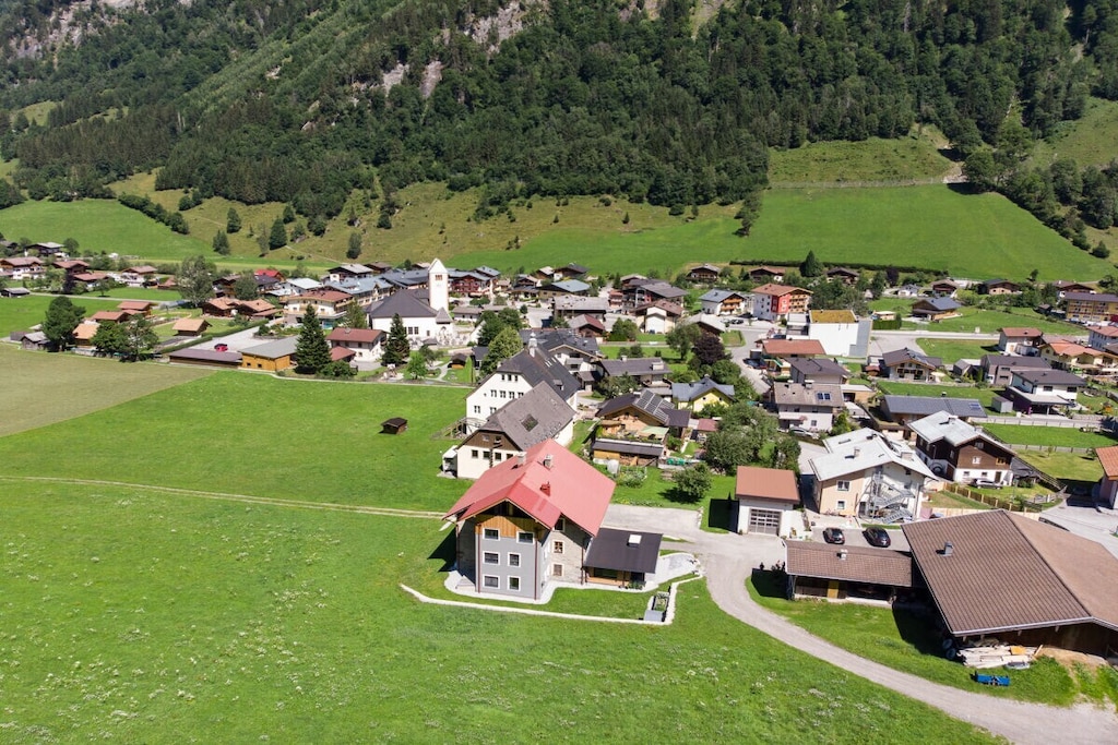 275591