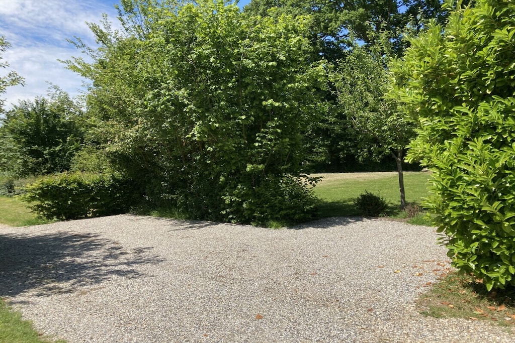 402748