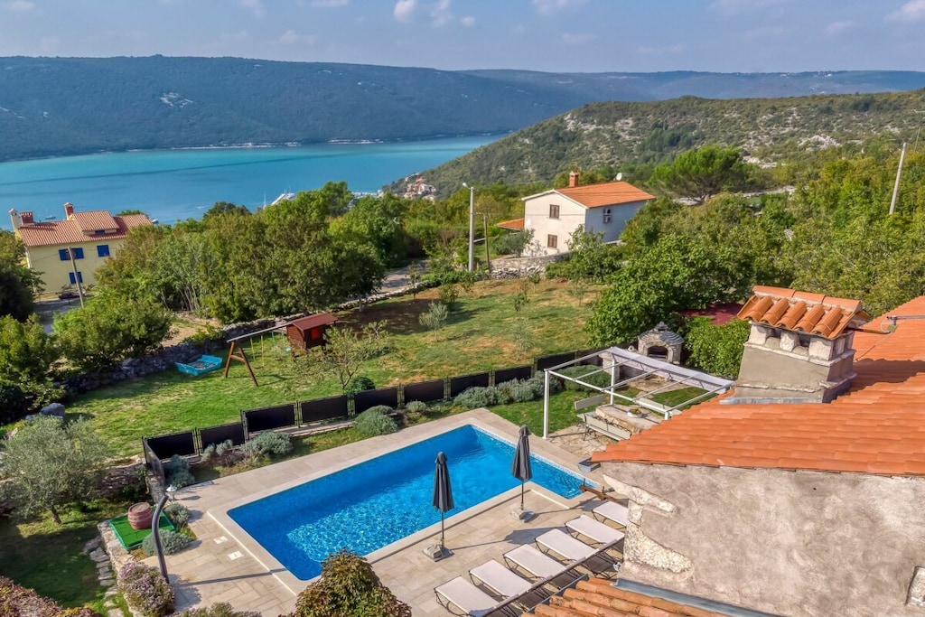 182273