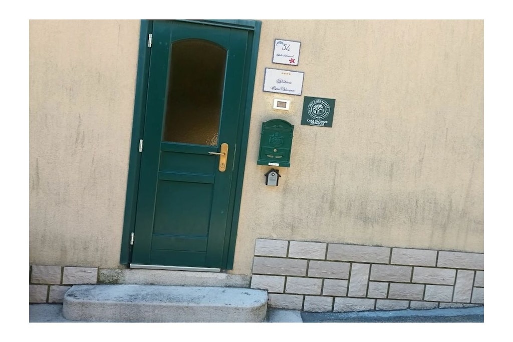 818043
