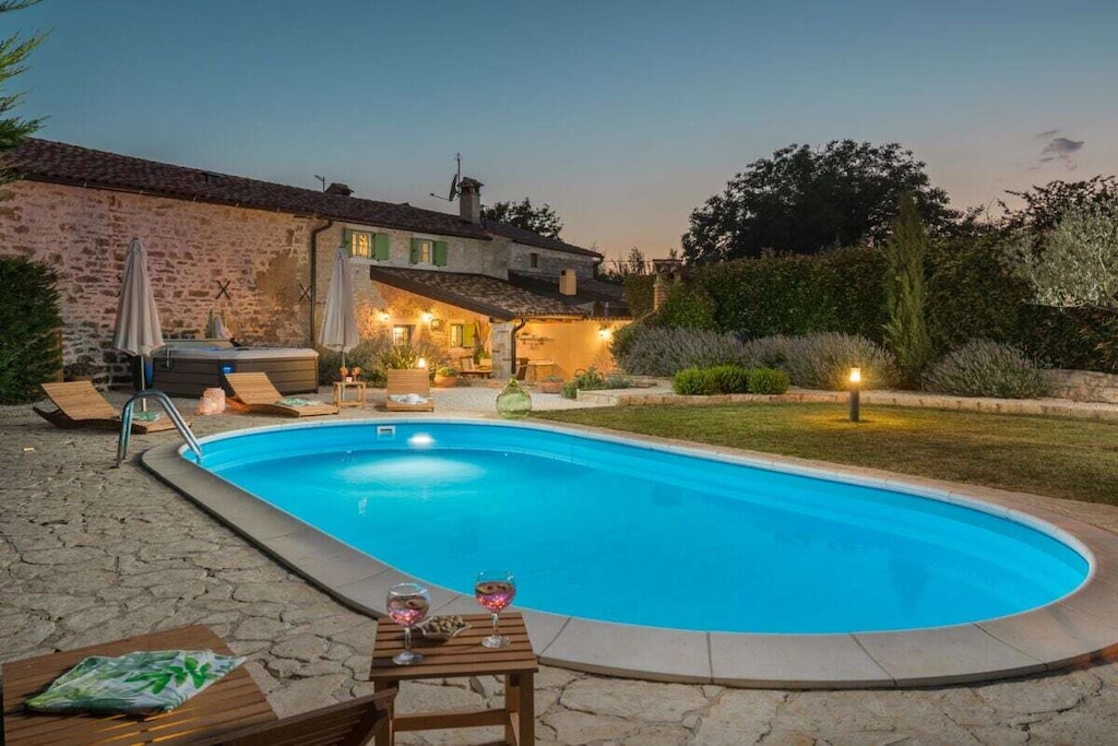 345769