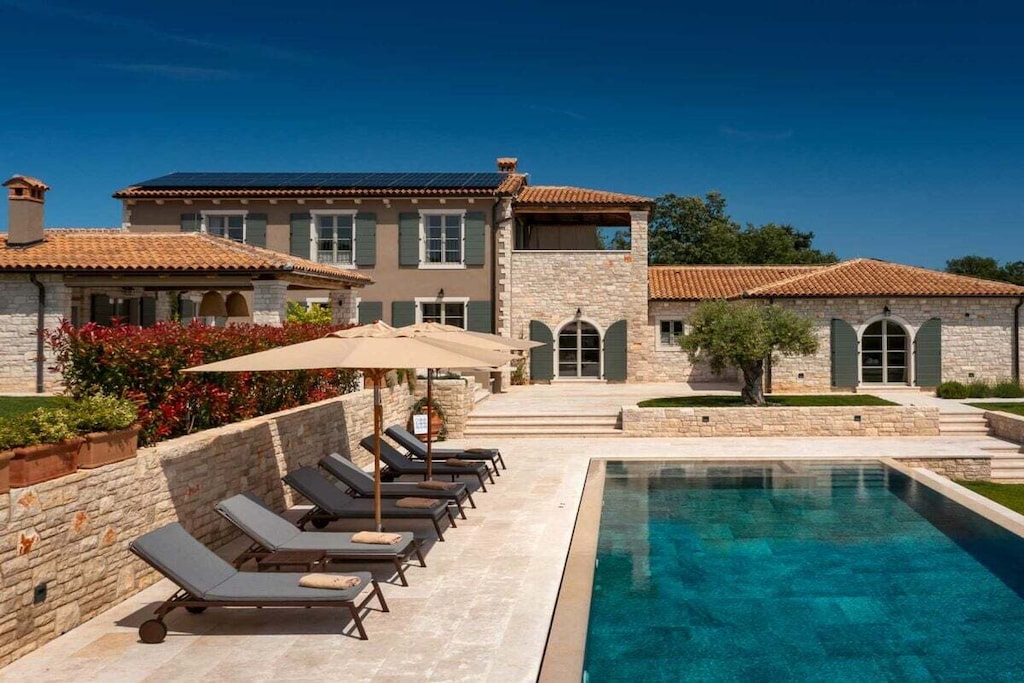 575891