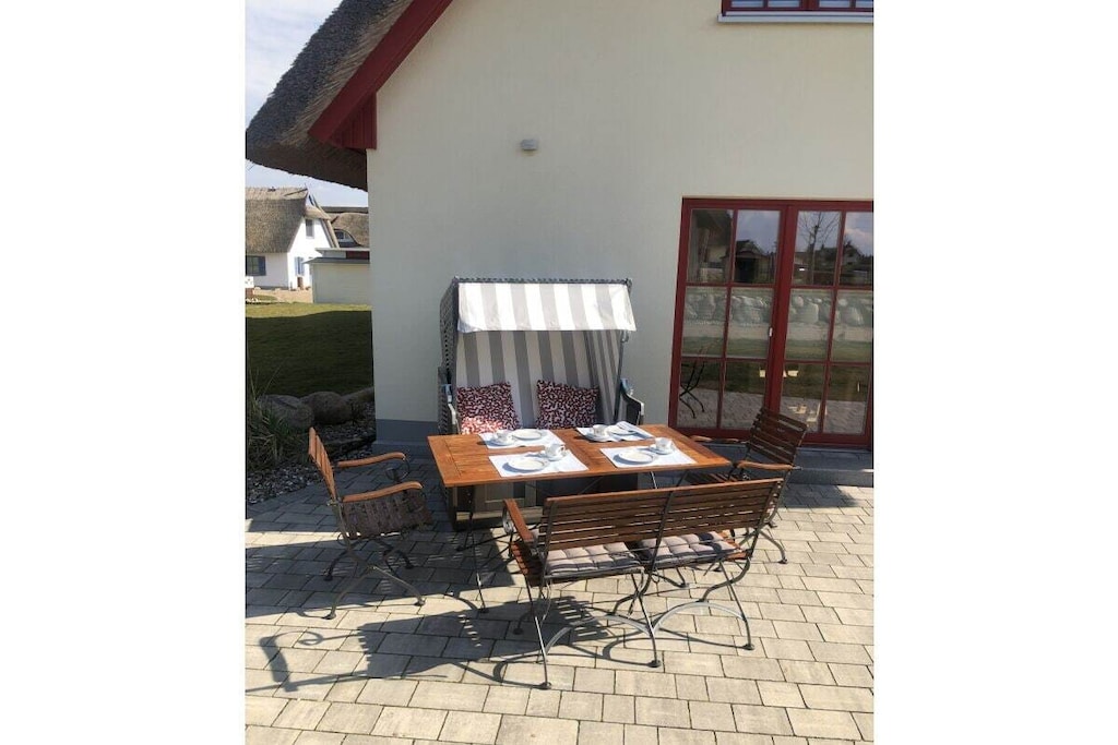 343256