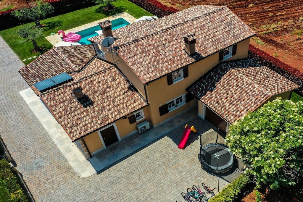 254696