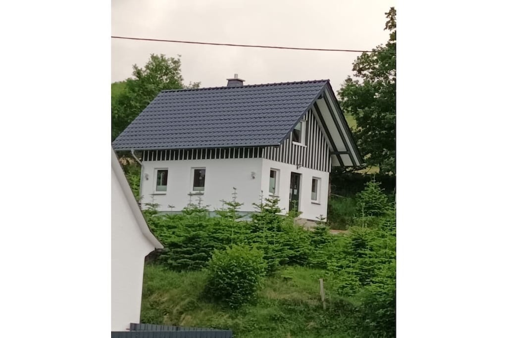 385747